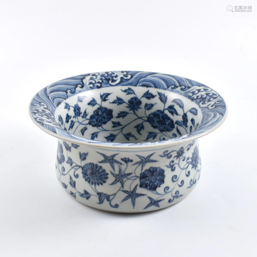 A FINE CHINESE BLUE & WHITE WRAPED FLORAL CENTER PIECE