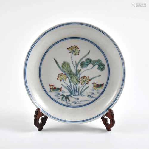 A FINE CHINESE DOUCAI PORCELAIN PLATE