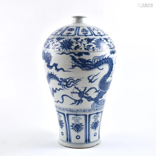 A FINE CHINESE BLUE & WHITE DRAGON MEIPING JAR