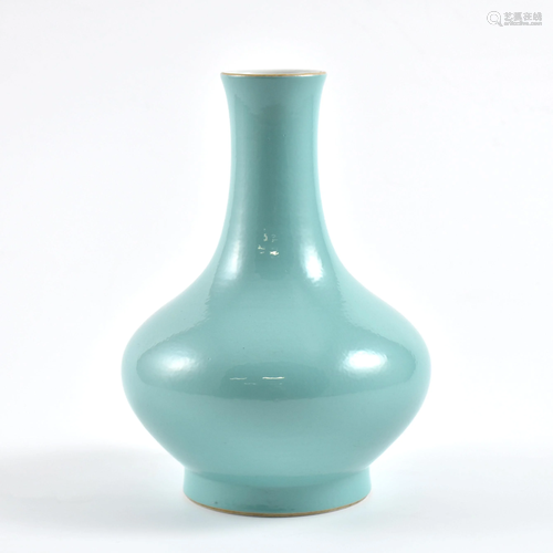 A FINE CHINESE PEACOCK GREEN REWARD VASE