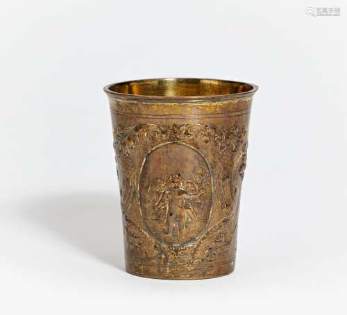 BECHER MIT AMORETTEN IN MEDAILLONS.    Silber, tlw. vergoldet. Ca. 148g. H.11,5cm.   Undeutl. gemarkt. Zustand B/C.   Provenienz:  Süddeutsche Privatsammlung.