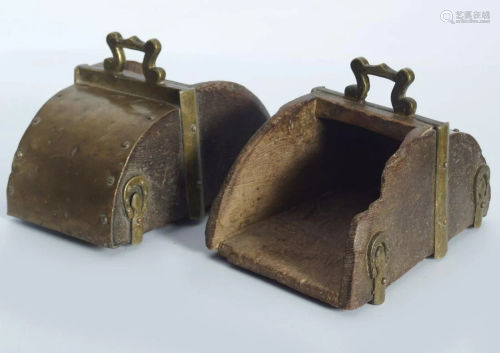 PAIR OF 18TH-CENTURY BRASS MOUNTED SHOES