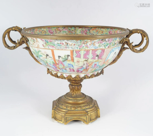 EIGHTEENTH-CENTURY CHINESE FAMILLE ROSE BOWL