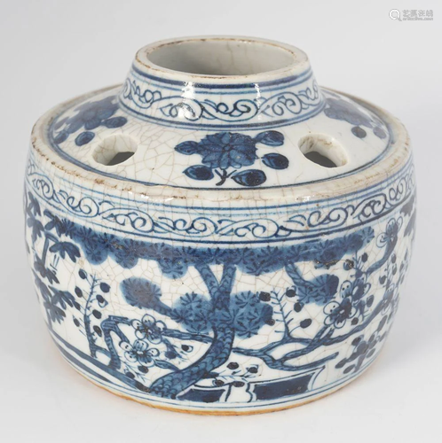 NINETEENTH-CENTURY BLUE AND WHITE BRUSH HOLDER