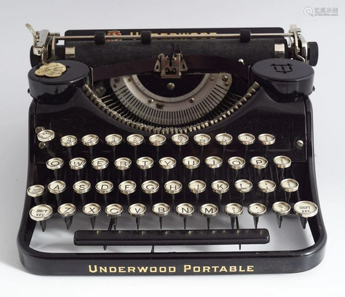 VINTAGE UNDERWOOD PORTABLE TYPEWRITER