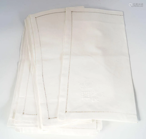 SET OF LINEN SERVIETTES