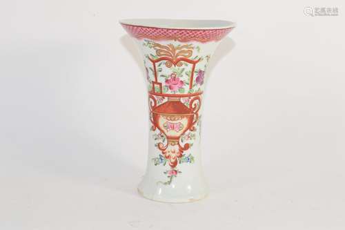 Lowestoft porcelain flared beaker vase decorated in polychrome in Chinese export fashion, 15cm high