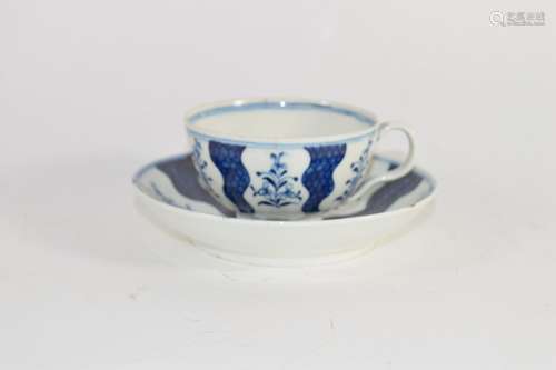 Lowestoft porcelain tea cup and saucer decorated with the Robert Brown pattern, the saucer 12cm