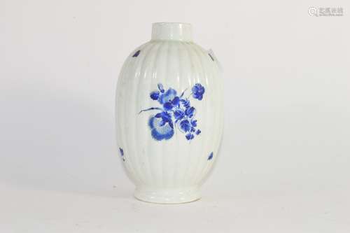 18th century Worcester porcelain tea canister of ribbed form decorated with dry blue flowers, 13cm