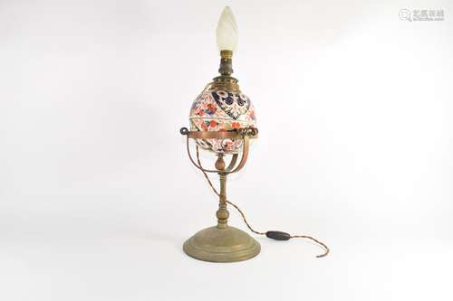 Oil lamp with ceramic reservoir in an Imari design, on brass base