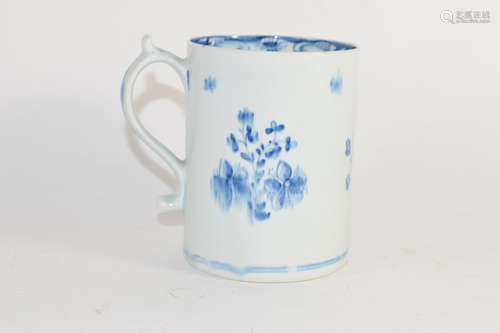 Lowestoft porcelain tankard with a blue and white floral design, 11cm high