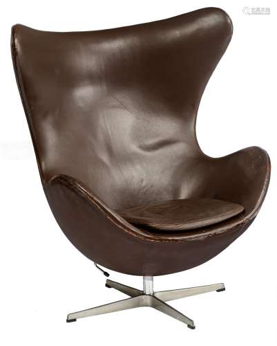 A brown leather upholstered 'Egg chair', design by Arne Jacobsen for the Republic of Fritz Hansen, '80s design, H 106 - W 82,5 cm