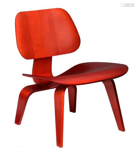 A red stained LCW chair, design by Eames for Herman Miller, H 66,5 - W 55,5 cm