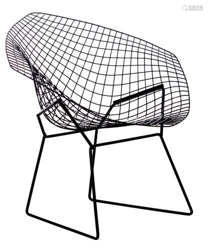 A black-painted 'Diamond' lounge chair, '50s design by Bertoia, produced by De Coene in Courtray, H 75,5 - W 84,5 - D 72 cm