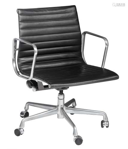 An Eames EA117 office chair, for Herman Miller, black leather on a chromed swivel base, H 82 - W 58,5 cm