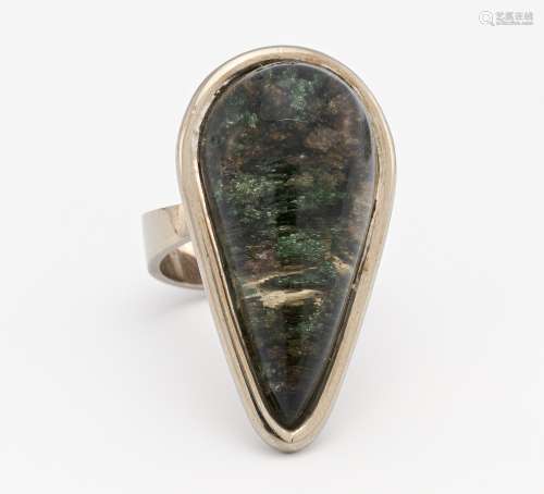 LODOLITE-RING.  England.   750/- Weißgold, Punze, Gesamtgewicht: ca. 23,0 g. EU-RM: 56. 1 tropfenförmiges Element, wohl Lodolith 3,3 x 1,6 cm.   Signatur 