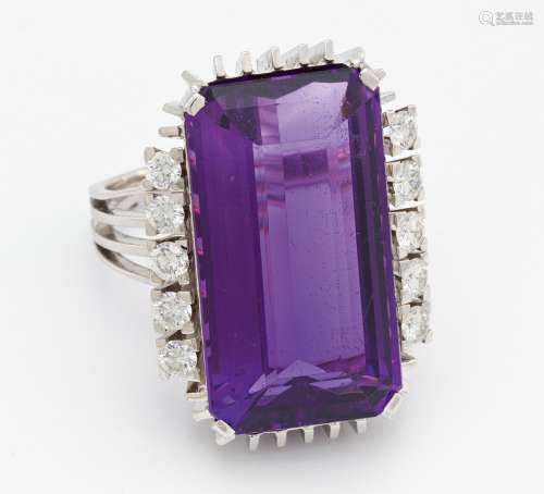 AMETHYST-DIAMANT-RING.  Deutschland.   750/- Weißgold, getestet, Gesamtgewicht: ca. 11,0 g. EU-RM: 53,5. 10 Brillanten zus. ca. 0,5 ct. 1 Amethyst im oktogonalen Treppen-Schliff ca. 16,0 ct.  Voraussichtliche Versandkosten für dieses Lot: Deutschland: 50,00 Euro inkl. 7,98 Euro MwSt EU: Absprache nach der Auktion Weltweit: Absprache nach der Auktion zzgl. Versandversicherung