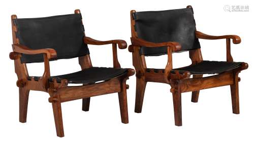 A pair of vintage walnut armchairs with leather seating and backrest, H 77 - W 62 - D 63 cm,
