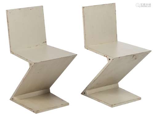 A pair of beige painted 'Zig-Zag' chairs, designed between 1930 and 1934 by Gerrit Rietveld, H 72,5 - W 40 - D 37 cm,