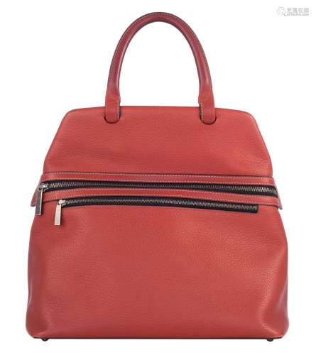 A red leather Deux de Delvaux handbag, H 29 - W 32 - D 15 cm