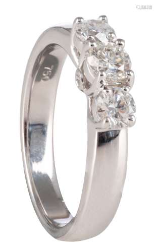 An 18ct white gold engagement ring set with three brilliant-cut diamonds, total weight 7,5 g