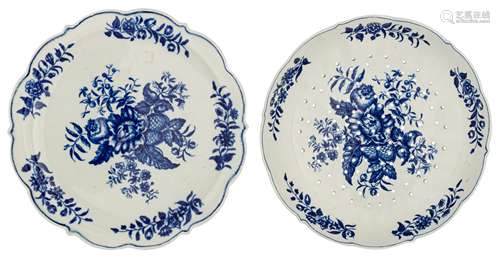 A blue and white floral decorated soft porcelain dish and a strainer, marked Worcester, the second half of the 18thC, ø 23 - 24 cm