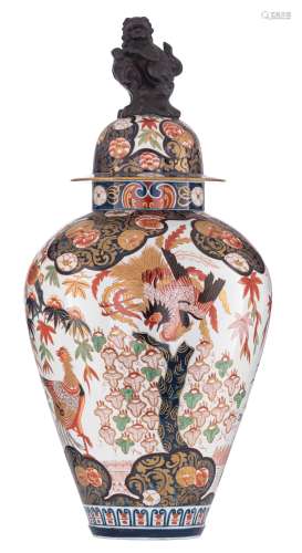 A large Japanese Imari style Samson covered vase, decorated with birds in a floral setting and a Fu lion-shaped knob, on a carved hardwood stand, H 89- 92,5 cm (without - with stand)