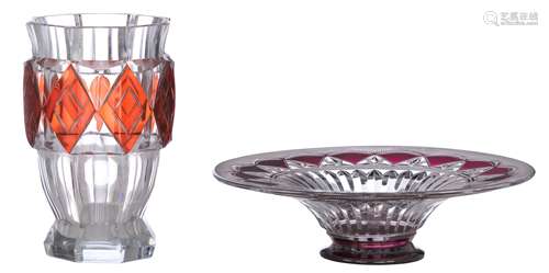 An Art Deco maroon overlay crystal cut Val-Saint-Lambert coupe, attributed to Joseph Simon, H 11 - ø 42 cm. Added: a matching Art Deco red overlay crystal cut Val-Saint-Lambert vase, H 30,5 - ø 19,5 cm