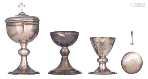 Two 20thC simple and minimalistic silver chalices: one ditto silver ciborium, 835/000, weight c. 555 g - H 26,4 cm - one with Belgian hallmarks used after 1942, weight c. 267 - H 13,5 cm, with an added 835/000 paten, ...