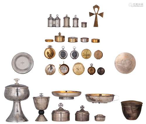 A quite important lot of items useful for the Roman Catholic cultus/service: a modernist silver / gilt silver ciborium, martelé decorated, made by E. Vandenhoute - Anderlecht, weight c. 660 g (dismounted and the non-s...