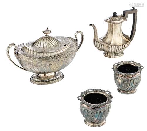 An English Neoclassical silver coffee pot with an ebony handle and knob, hallmarked Birmingham, date letter 1909, maker's mark of William Davies, 925/000, H 22 cm, total weight: ca. 590 g. Added: a pair of Rococo styl...