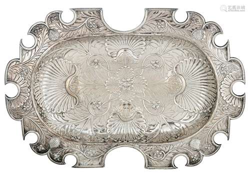 A whimsically shaped silver geometric floral decorated charger, probably fictional Mexican hallmarks applied during the Spanish occupation (1770), maker's mark 'Fuente', H 4,5 - 35 x 50,5 cm, total weight: 1.840 g