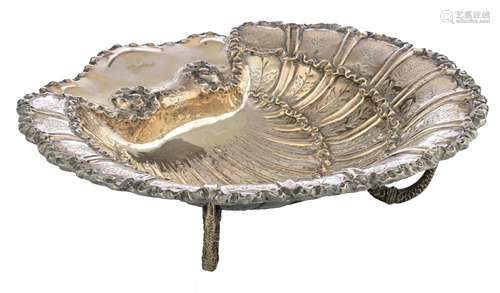 A silver shell-shaped compote on three dolphin-shaped feet, with floral decoration and a ribbon-shaped rim, with 20thC Spanish hallmarks, 915/000, H 9 - 34 x 34 cm, total weight: 790 g