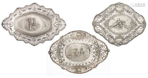 A collection of three silver chargers with ornate repousse pierced work, the well depicting playing putti, Roma in a chariot and a gallant couple, German hallmarks, 800/000, total weight: about 1703 g, 35,5 x 27,5 / 3...