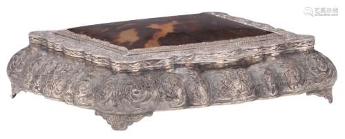 A Belle-Époque period 800/000 silver cassette, all-around delicately worked and outlined with arabesque decoration, with a tortoiseshell cover, H 6,6 - W 25,7 - D 22 cm, weight all-in c. 920 g, ,