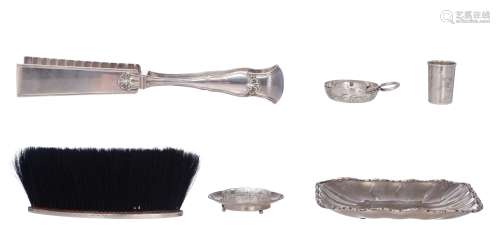 A collection of various silver items, containing: a Russian Art Nouveau floral decorated shot glass (hallmarked Moscow, 84 Zolotniki, 1896-1908, H 5,5 cm, weight: 24 g) - a wine accessory, overall decorated with vines...