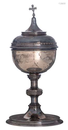 A silver and gilt silver ciborium, no visible hallmarks but tested on silver purity, H 41 cm, total weight: about: 1689 g