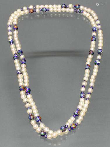 Perlenkette mit Cloisonné-Kugeln, endlos, 129 barocke Akoya-Zuchtperlen ø 7 mm, 70 verschieden gr
