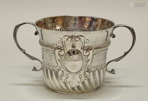 Henkeltopf, Silber 925, London, 1704, Meistermarke, schauseitiges Stahlen- und Sternmedaillon umgeb