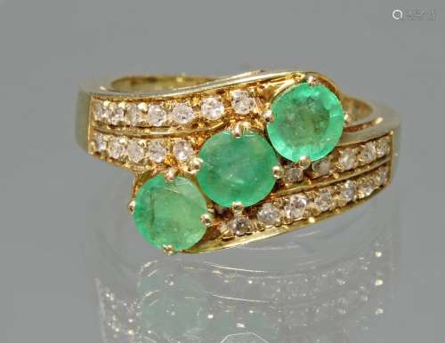 Ring, GG 585, 3 runde facettierte Smaragde ø ca. 5 mm, 24 kleine Brillanten zus. ca. 0.24 ct., 5 g