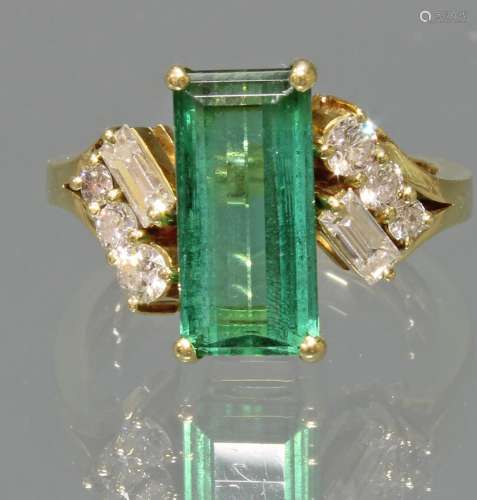 Ring, GG 750, 1 rechteckig facettierter grüner Turmalin ca. 3.22 ct., 6 Brillanten und 2 Baguette-