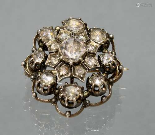 Brosche/Anhänger, um 1880, RG 585, teils weiß belötet, 1 Diamant ø ca. 7 mm, 8 Diamanten ø ca.