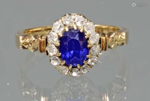 Ring, GG 585, 1 kleiner oval facettierter Saphir, 13 kleine Diamanten, 3 g, RM 17
