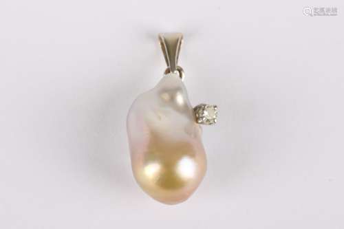 590 Gold Anhänger mit Biwa Perle und Brillanten, gold pendant with pearl and diamonds,br /