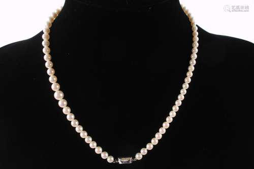 Perlenkette mit 585 Goldverschluß und zwei Diamanten, pearl necklace gold lock with 2 diamonds,