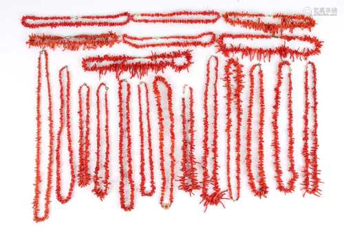 20 Korallenketten, coral necklaces,20 Korallenketten, coral necklaces,teils Vint