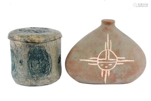 Zwei Künstlerkeramiken, Deckeldose und Vase, pottery vase and box and cover,Zwei Kün