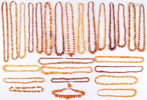 26 Bernsteinketten Amber, necklaces,26 Bernsteinketten Amber, necklaces,teils an