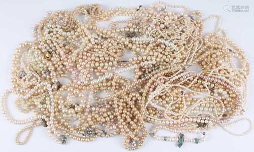 46 Perlenketten überwiegend mit Silberverschluss, 46 pearl necklaces,46 Perlenketten