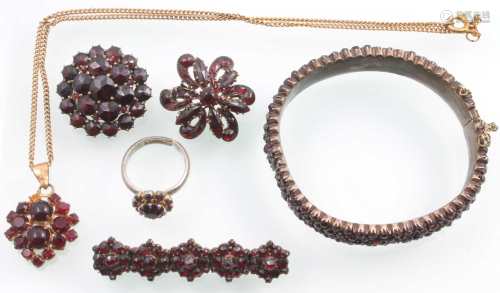 6-teiliger Konvolut Granatschmuck, teils antik, lot of garnet jewelry, partly antique,